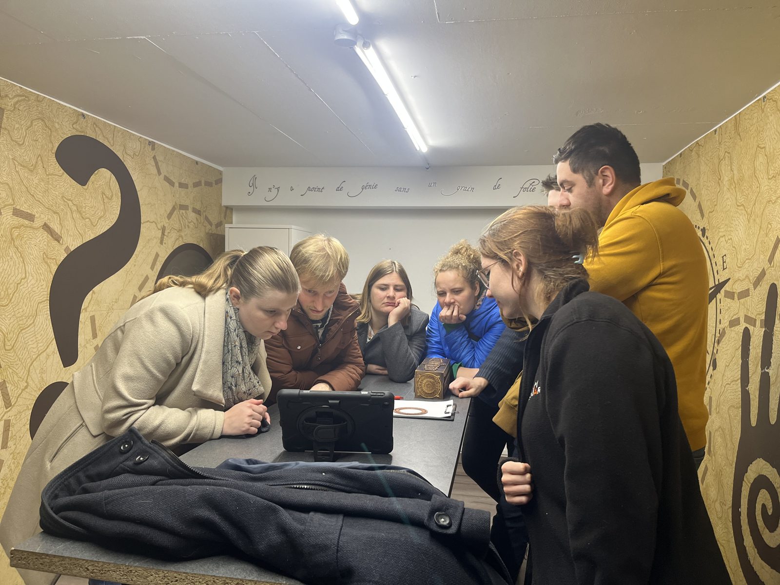 Une équipe résout les énigmes de la Chasse au Trésor sur iPad chez Team Square