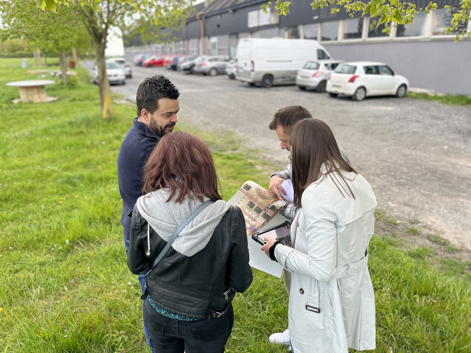 Équipe en pleine recherche d'indices lors de la Chasse au Trésor chez Team Square